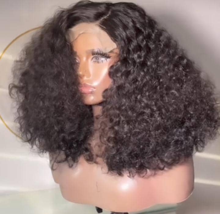 Laura’shairs