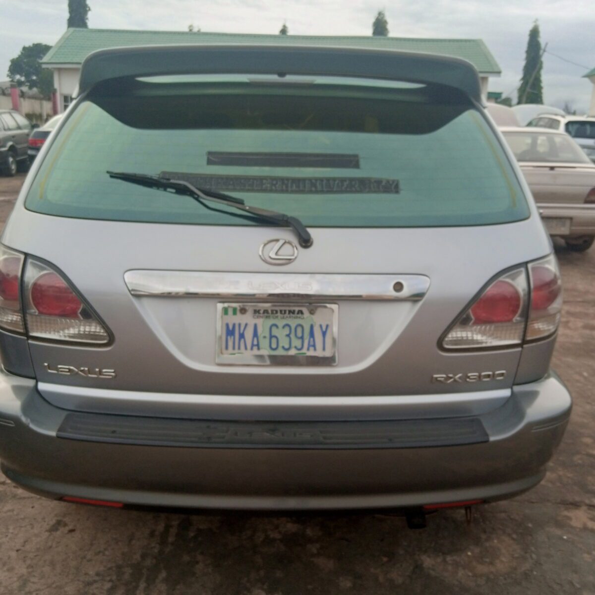 Lexus 300