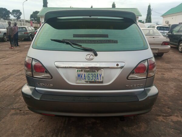 Lexus 300